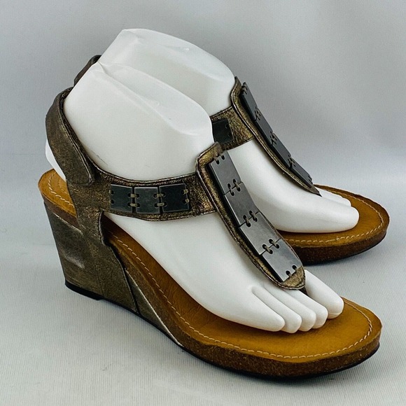 Womens 9M Me Too Kaylen Wedge Sandals Metallic‎ Gold Leather Cork Soles 3" Heels - Picture 1 of 10